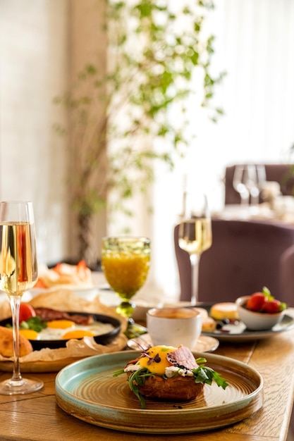 Mesa de desayuno con una variedad de platos y bebidas.