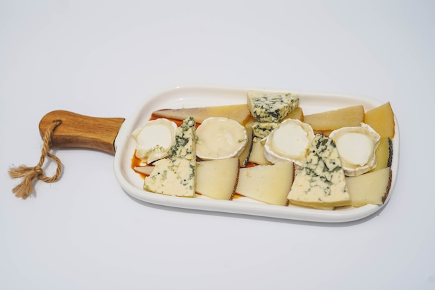 Foto mesa con diferentes tipos de queso al gusto