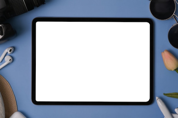 Mesa digital de vista superior com tela branca sobre fundo azul.