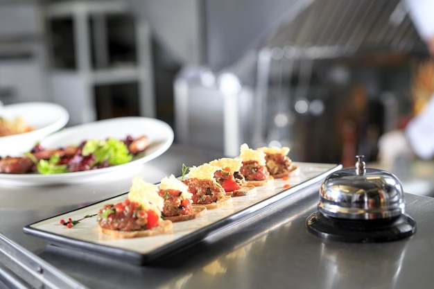 La mesa de distribución en la cocina del restaurante.