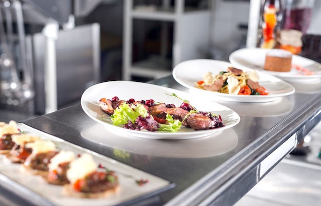 La mesa de distribución en la cocina del restaurante.