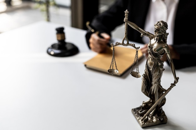 Mesa do advogado Sobre a mesa está uma estátua de Themis, que é a deusa da justiça e o martelo da justiça. Os advogados costumam elogiá-la como um símbolo de justiça. Conceito de lei e justiça.