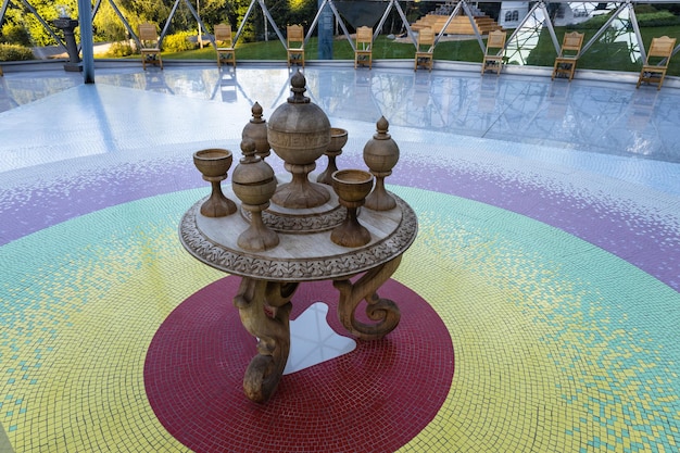 Mesa do Sacramento da Sagrada Comunhão com taças de madeira para vinho