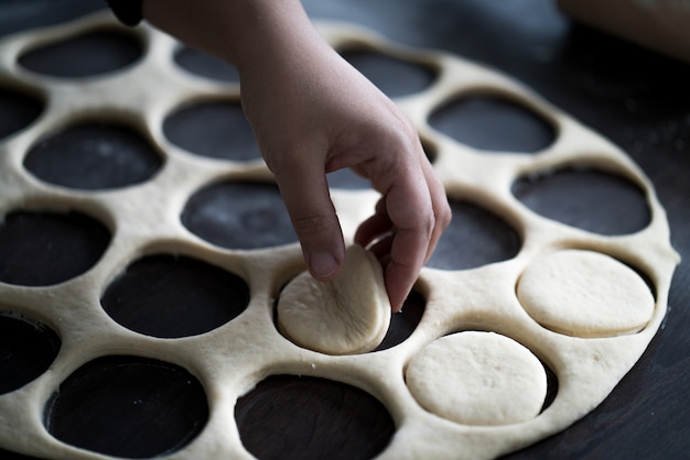 Mesa con donas caseras durante el proceso