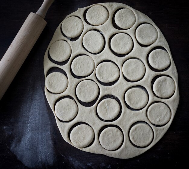 Mesa con donas caseras durante el proceso