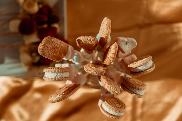 Mesa dulce con caramelos y galletas.