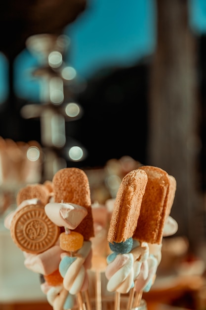 Mesa dulce con caramelos y galletas.