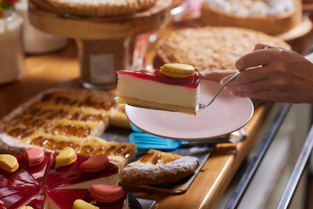 Mesa con dulces galletas con fresas bizcocho donuts panecillos dulces pastel Un buffet dulce en una fiesta una cena al aire libre una boda