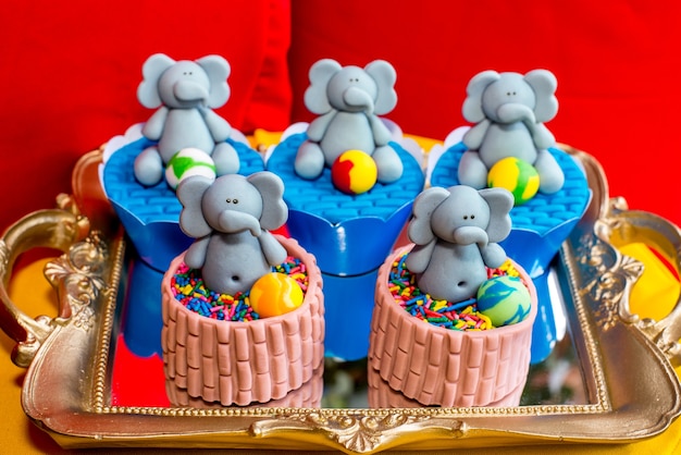 Mesa con dulces y muffins decorada con glaseado Royal en una fiesta infantil.