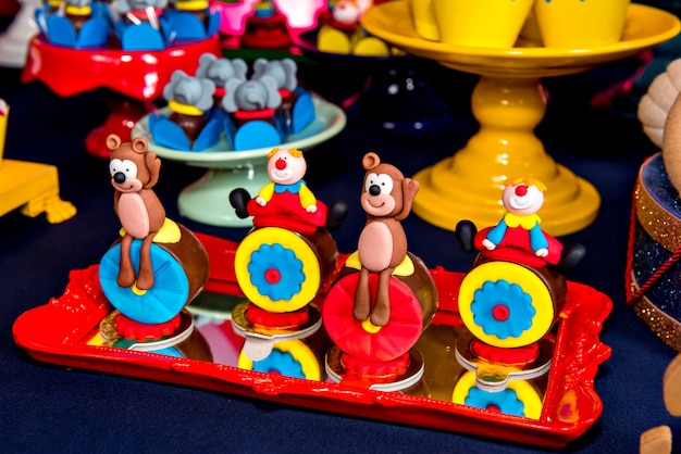 Mesa con dulces y muffins decorada con glaseado Royal en una fiesta infantil.