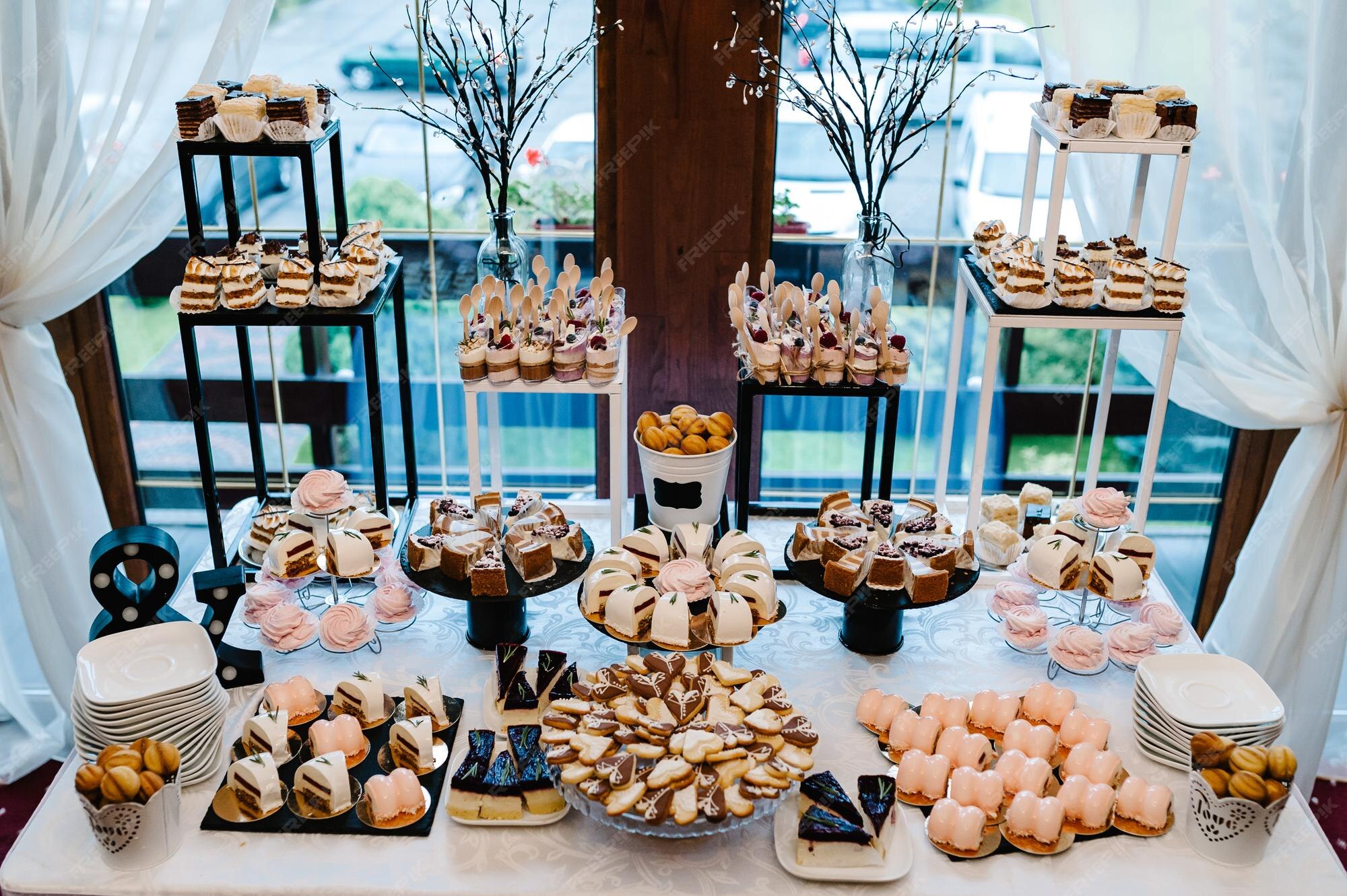Mesa de dulces platos de tortas y muffins mesa con buffet de dulces mesa de  postres para una fiesta de golosinas fiesta de recepción decorada  deliciosamente en el restaurante candy bar |