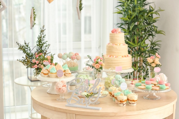 Mesa con dulces preparados para fiesta