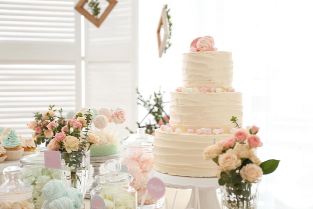 Mesa con dulces preparados para fiesta