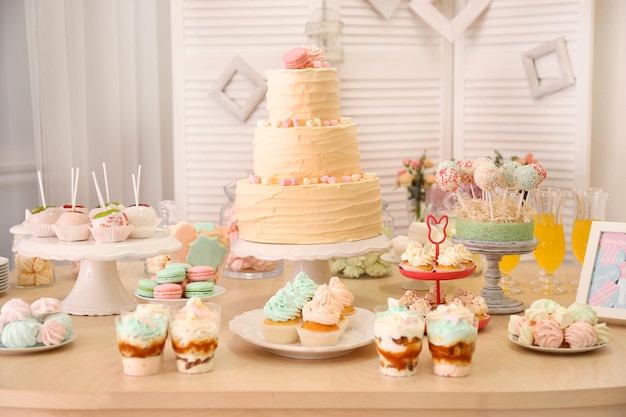 Mesa con dulces preparados para fiesta