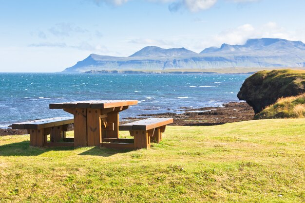 Mesa e bancos de madeira na área de descanso