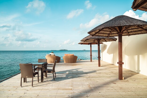 Foto mesa e cadeira com oceano azul