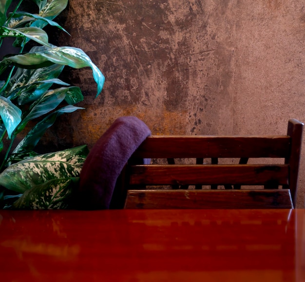 Foto mesa e cadeira de madeira estilo rústico