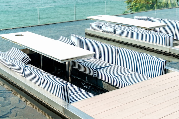 Mesa e cadeira em restaurante com vista para o mar