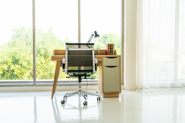 mesa e cadeira para espaço de trabalho em casa