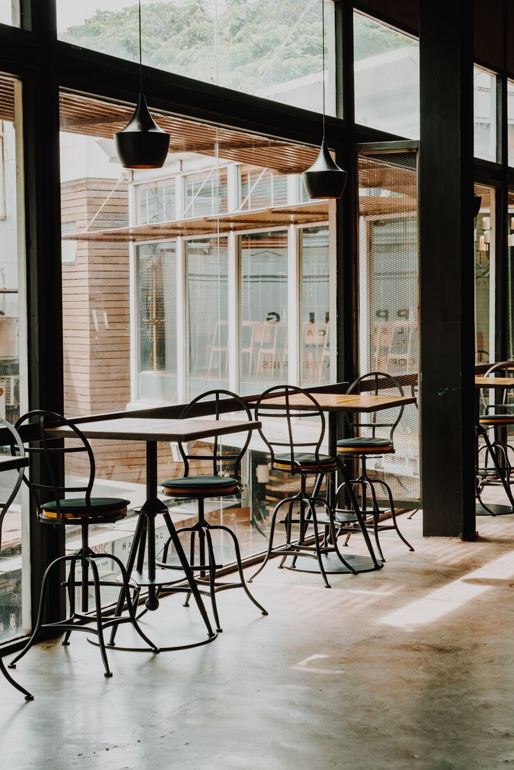 Foto mesa e cadeira vazias em restaurante e café