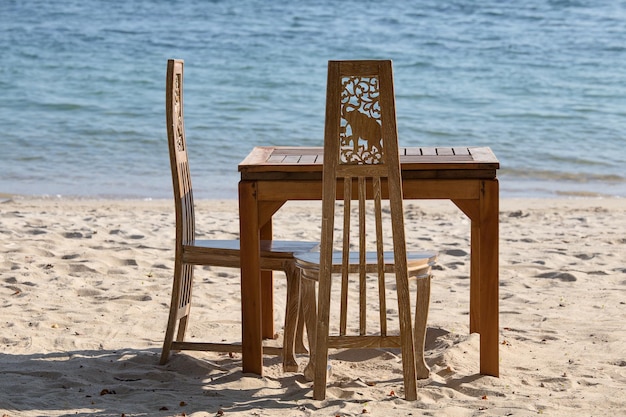 Mesa e cadeiras com uma bela vista para o mar na ilha Koh Chang Tailândia