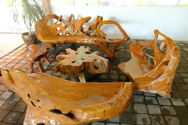 mesa e cadeiras de madeira de teca velha. móveis de madeira antigos em forma de toras de teca. forma natural