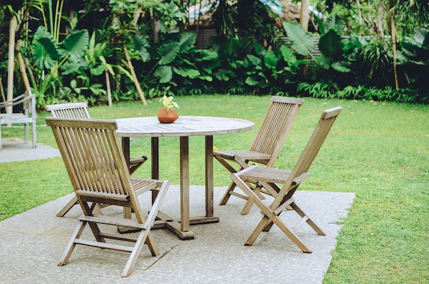 Mesa e cadeiras de madeira no jardim