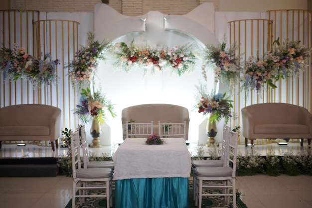 Mesa e cadeiras em linda decoração de casamento com flores