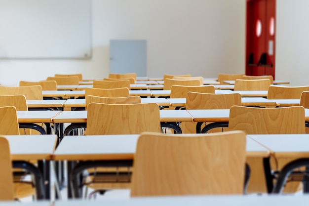 Mesa e cadeiras em sala de aula