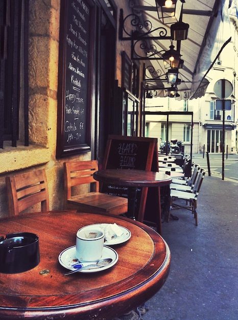 Foto mesa e cadeiras no café da calçada