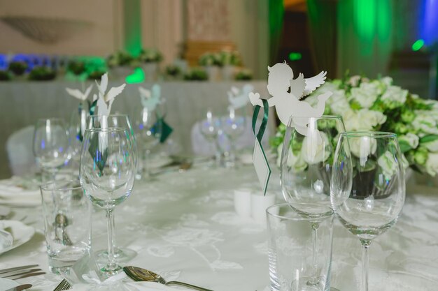 Mesa elegante montada para banquete de casamento