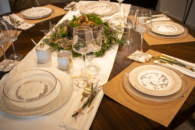 Mesa elegante posta para jantar de Natal