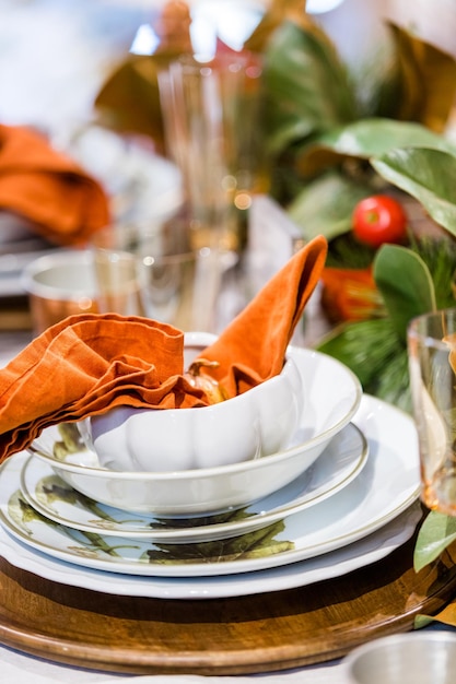 Mesa elegante preparada para o jantar de Ação de Graças com a família e amigos.