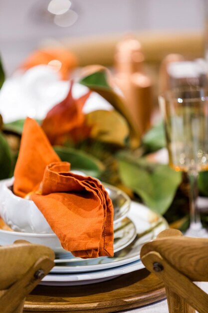 Mesa elegante preparada para o jantar de Ação de Graças com a família e amigos.