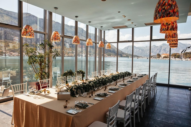 Mesa elegantemente decorada en el salón de recepción con vista al mar