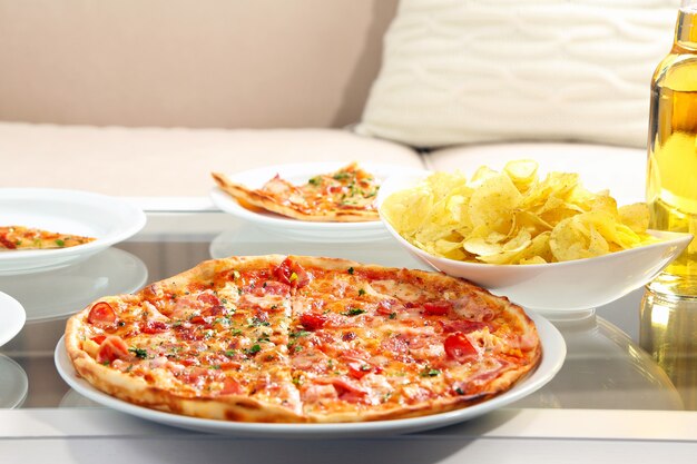 Mesa em casa com pizza e bebidas para os amigos