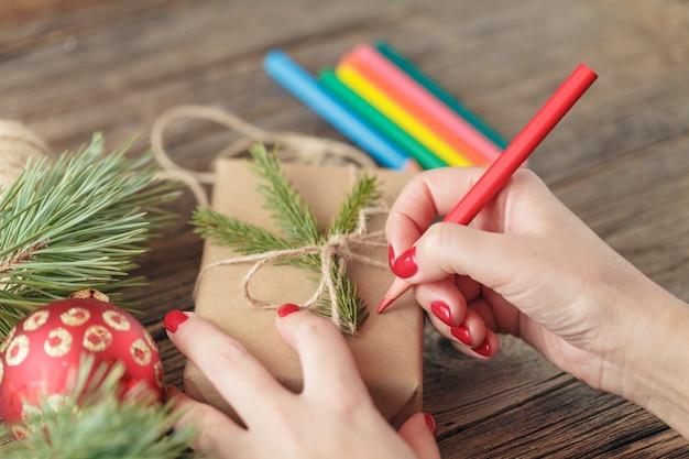 En la mesa envuelve regalos de Navidad. Hecho a mano