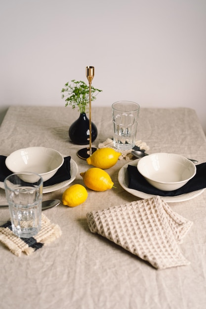 Mesa de época con servilletas de lino y limones amarillos Mesa de decoración Cerrar Acogedora comida tranquila por la mañana bajo el sol