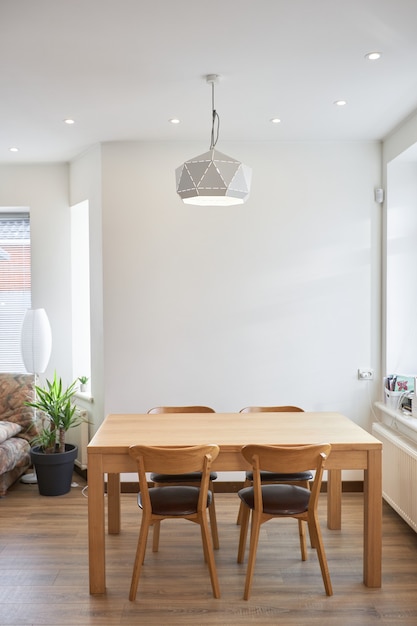 Mesa escandinava moderna en el diseño interior de una casa