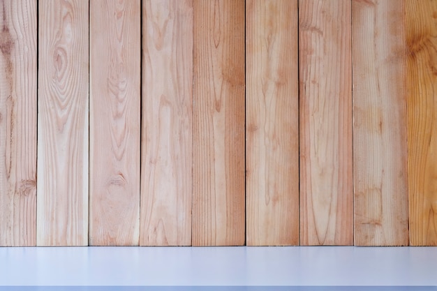 Mesa escritorio blanco y pared de madera.