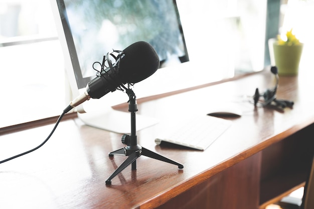 Mesa de escritorio de concepto de red empresarial de centro de llamadas de negocios de marketing en línea con herramientas de servicio de operador de tecnología de comunicación de equipos inteligentes