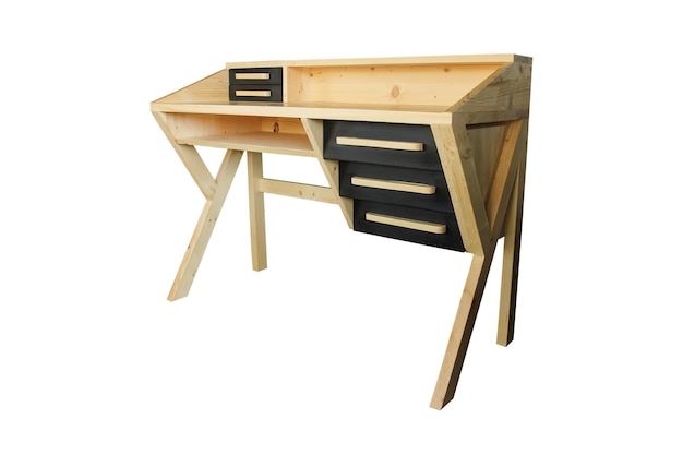 Mesa escritorio de madera con estantes sobre fondo blanco. Inspiración de diseño de interiores.