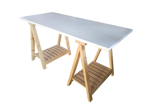 Mesa escritorio de madera con estantes sobre fondo blanco.