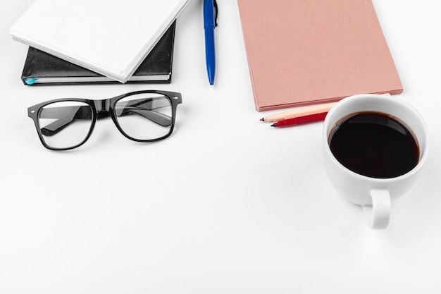 Mesa de escritorio de oficina blanca, concepto de negocios y educación