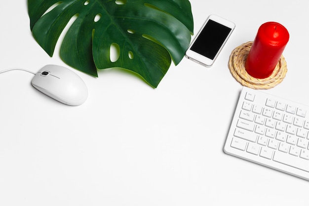 Mesa de escritorio de oficina blanca moderna con teclado de computadora y suministros. Vista superior con espacio de copia, plano.