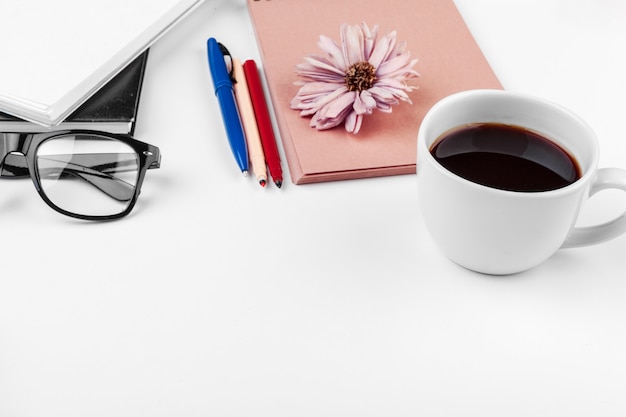 Mesa de escritorio de oficina blanca, negocios y educación