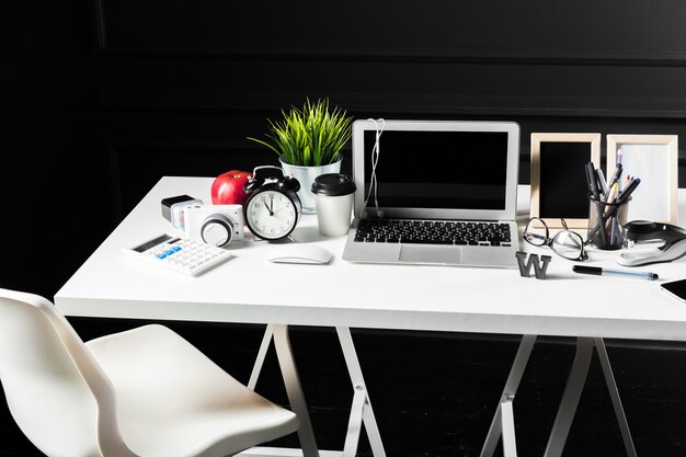 Foto mesa de escritorio de oficina con computadora, suministros