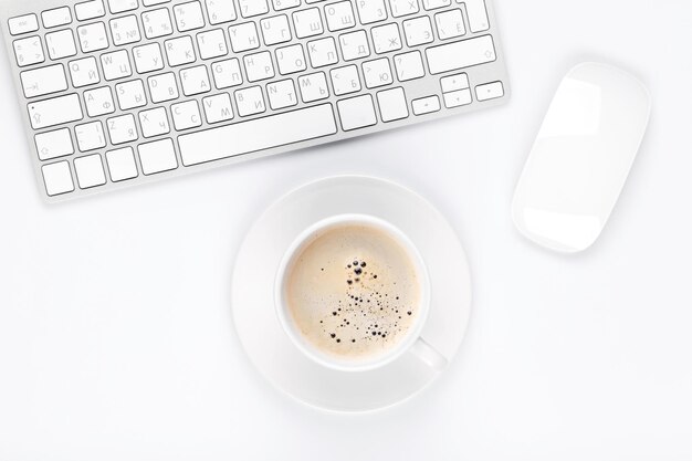 Mesa de escritorio de oficina con computadora y taza de café