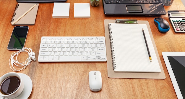 Mesa de escritorio de oficina del lugar de trabajo empresarial y objetos comerciales