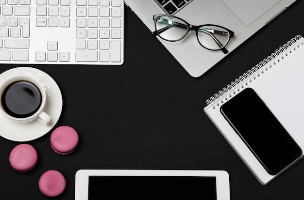 Mesa de escritorio de oficina de negocios lugar de trabajo y objetos de negocios. Oficina moderna lugar de trabajo.